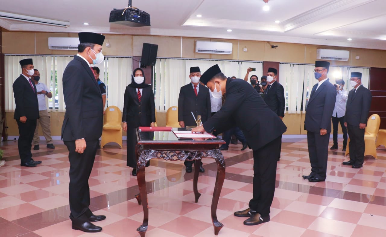 Plt Bupati Beni Hernedi Lantik Sejumlah Pejabat di Muba