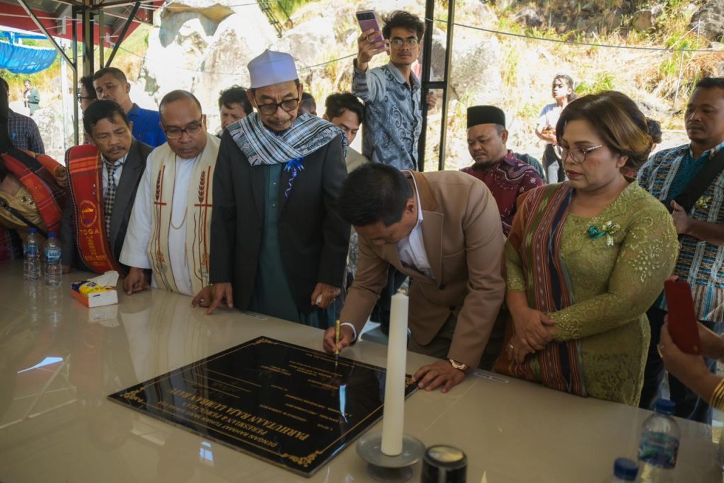 Bupati Humbahas Tandatangani Prasasti “Parhutaan Raja Lumban Batu” di Desa Martodo,Kec.Baktiraja
