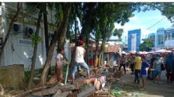 Dinding Pembatas Puskesmas Merdeka Palembang Ambruk, Dua Pedagang Pasar Terluka