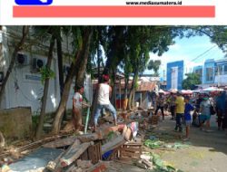 Dinding Pembatas Puskesmas Merdeka Palembang Ambruk, Dua Pedagang Pasar Terluka