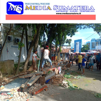 Dinding Pembatas Puskesmas Merdeka Palembang Ambruk, Dua Pedagang Pasar Terluka