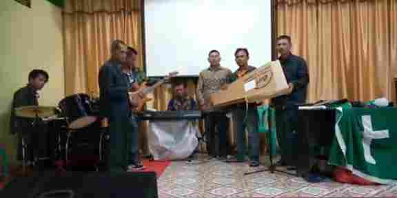 JS Simatupang Berikan Bantuan Sumbangan Alat Musik ke Gereja Pentakosta Kecamatan Paranginan