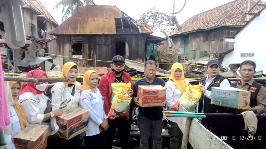 Gerakan Nasional Pencegahan Korupsi Republik Indonesia (GNPK-RI) Sumatera selatan Turun Memberi Bantuan Kepada Korban Kebakaran Di Tangga Buntung Palembang