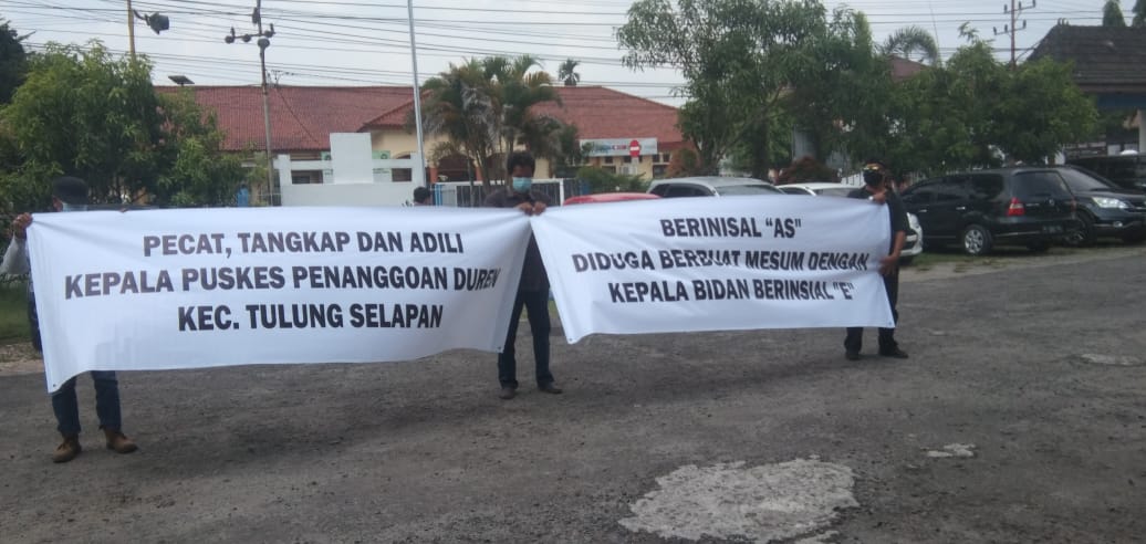 Oknum Kepala Puskesmas Desa Penanggoan Duren Kecamatan Selapan Melakukan Pembuatan Asusila Di Ruang TU