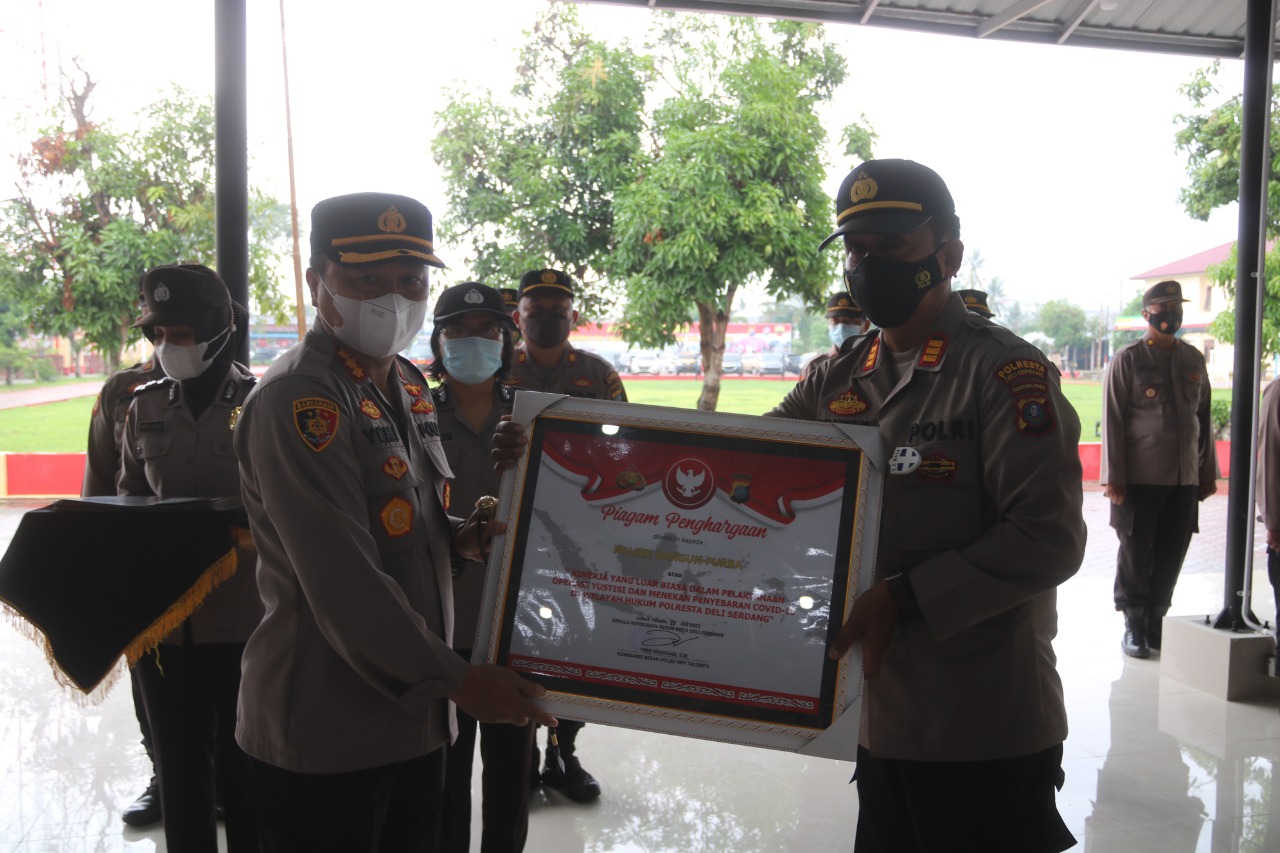 Kapolresta Deli Serdang Anugerahkan Reward Kepada 31 Personil Polresta Deli Serdang Yang Berprestasi