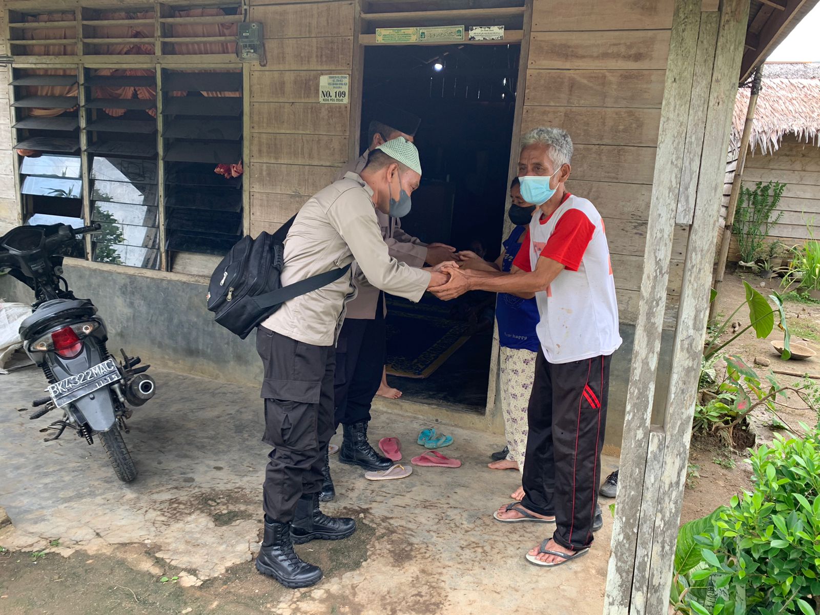 Aiptu Jonni Ilham Hasibuan Keliling Desa, Khitan Warga Kurang Mampu