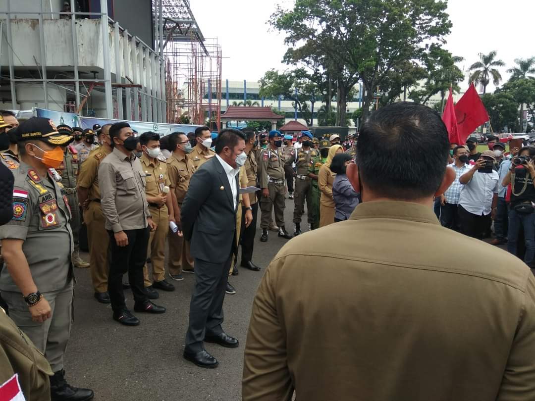 Bersama Ratusan Buruh, Front Perjuangan Buruh Sumsel Geruduk Kantor Gubernur