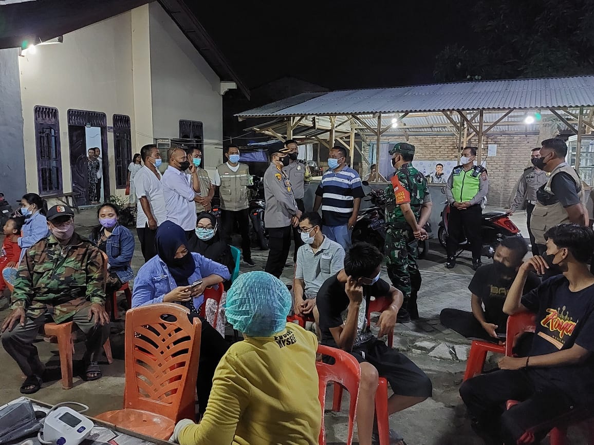 Kombes Pol Yemi Mandagi SIK. MH, Tinjau Pelaksanaan Vaksinasi Hingga Malam Hari
