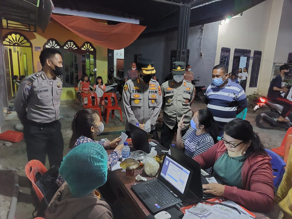 Kombes Pol Yemi Mandagi SIK. MH, Tinjau Pelaksanaan Vaksinasi Hingga Malam Hari