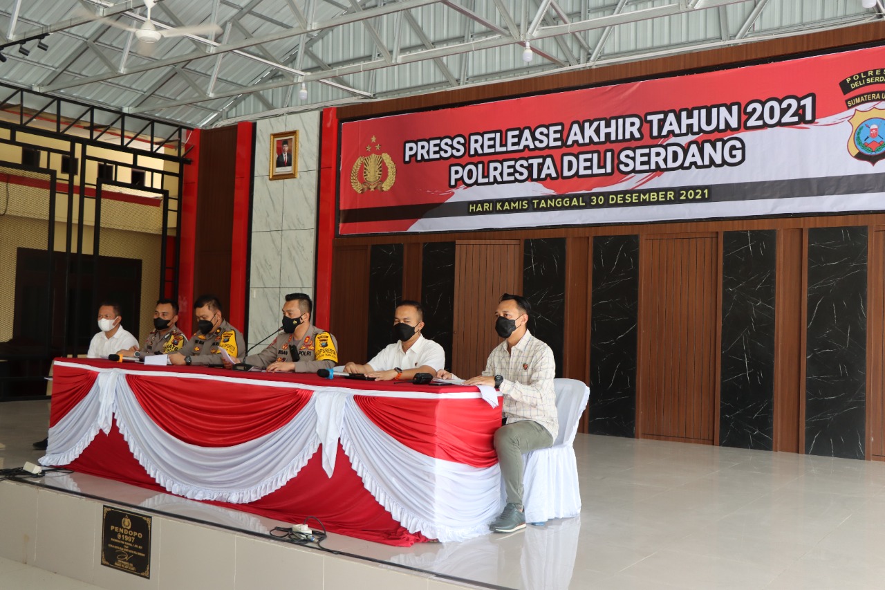 Kapolresta Deli Serdang Pimpin Press Release Akhir Tahun 2021