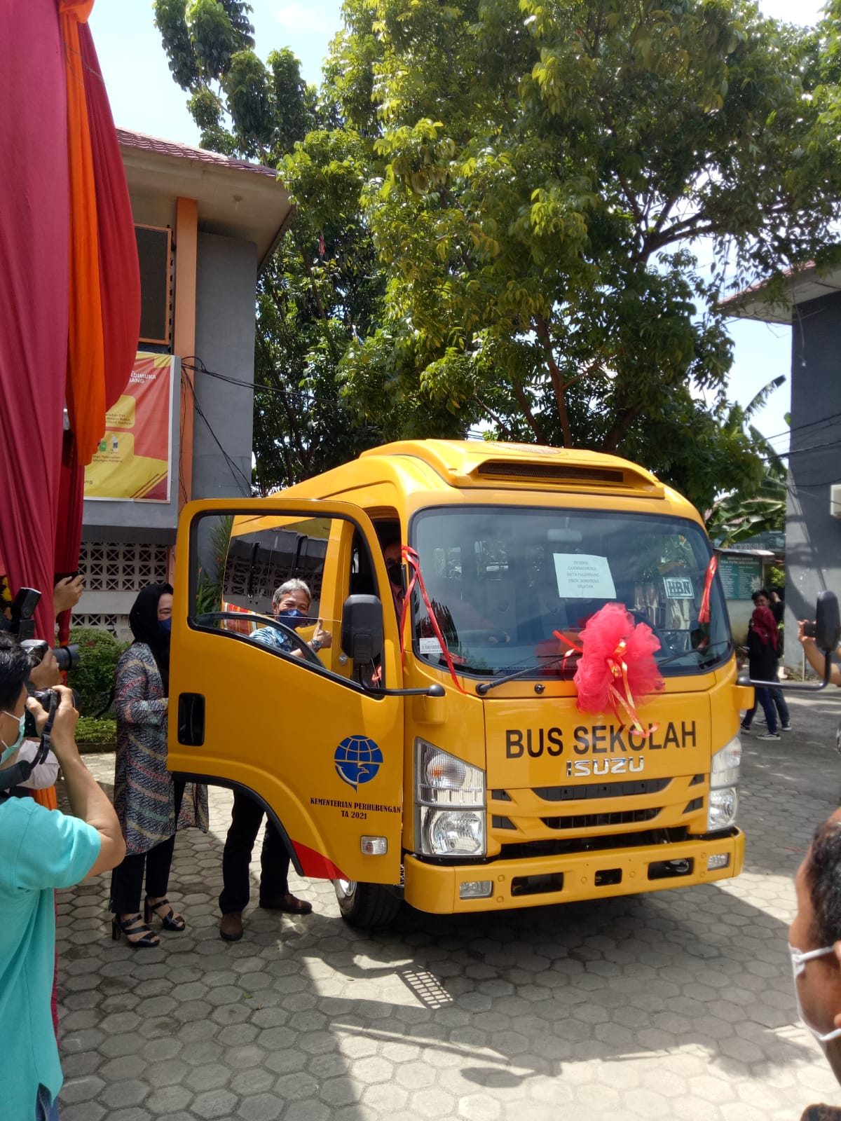 Anggota DPR RI Ir. H. Edy Santana Putra memberikan Bantuan Bus Pada STISIPOL Candradimuka Palembang Anggota DPR RI Ir. H. Edy Santana Putra memberikan Bantuan Bus Pada STISIPOL Candradimuka Palembang