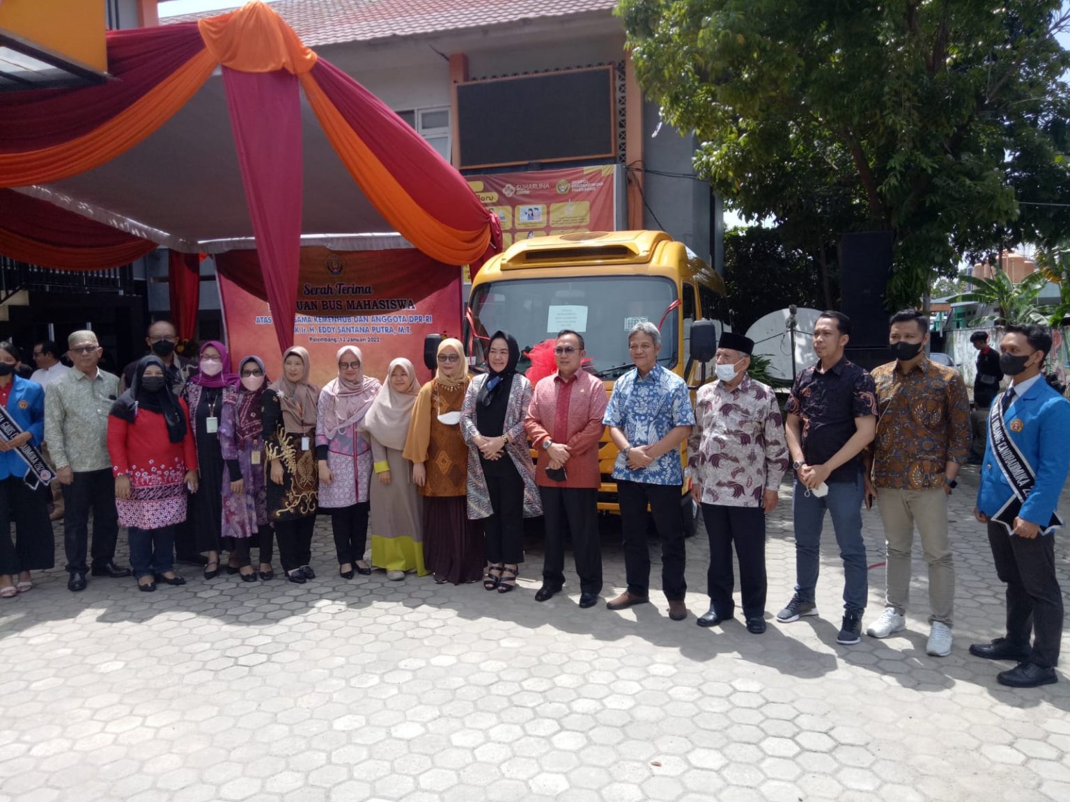 Anggota DPR RI Ir. H. Edy Santana Putra memberikan Bantuan Bus Pada STISIPOL Candradimuka Palembang Anggota DPR RI Ir. H. Edy Santana Putra memberikan Bantuan Bus Pada STISIPOL Candradimuka Palembang