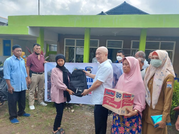 Kurmin Halim Ketua DPC INSA Bersama KSOP Menyalurkan Bantuan Kebakaran Di Boombaru