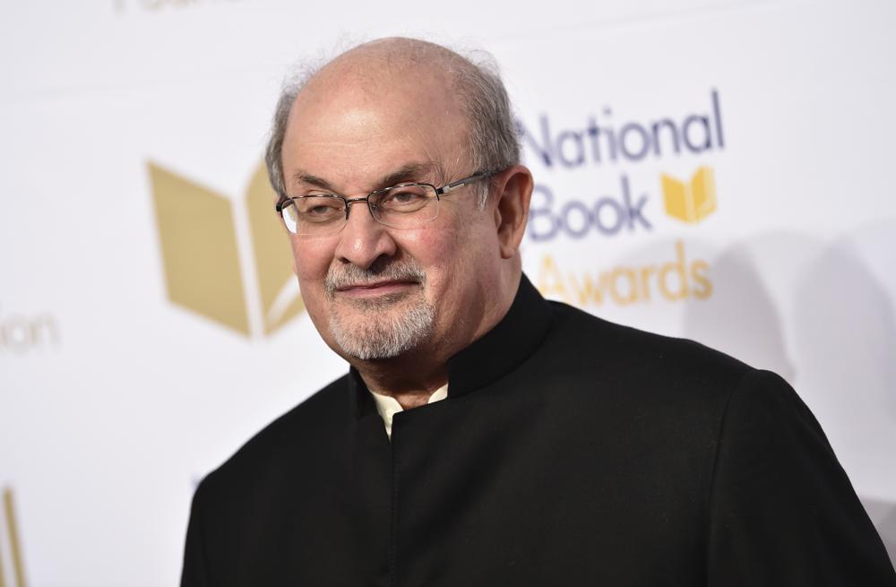 Penulis Salman Rushdie Gunakan Ventilator setelah Penusukan di New York