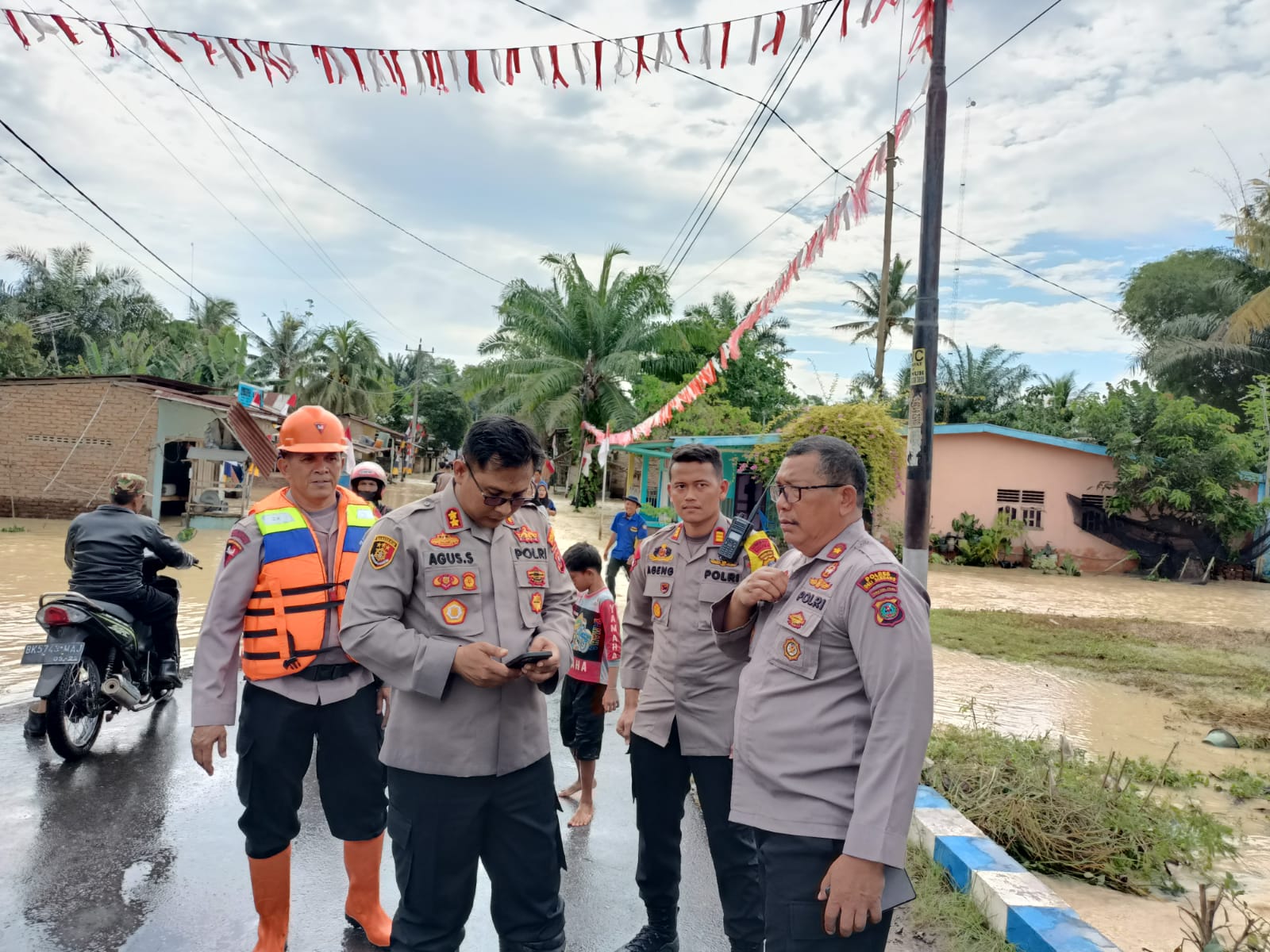 Polresta Deli Serdang Berikan Bantuan Dan Evakuasi Masyarakat Terdampak Banjir Polresta Deli Serdang Berikan Bantuan Dan Evakuasi Masyarakat Terdampak Banjir