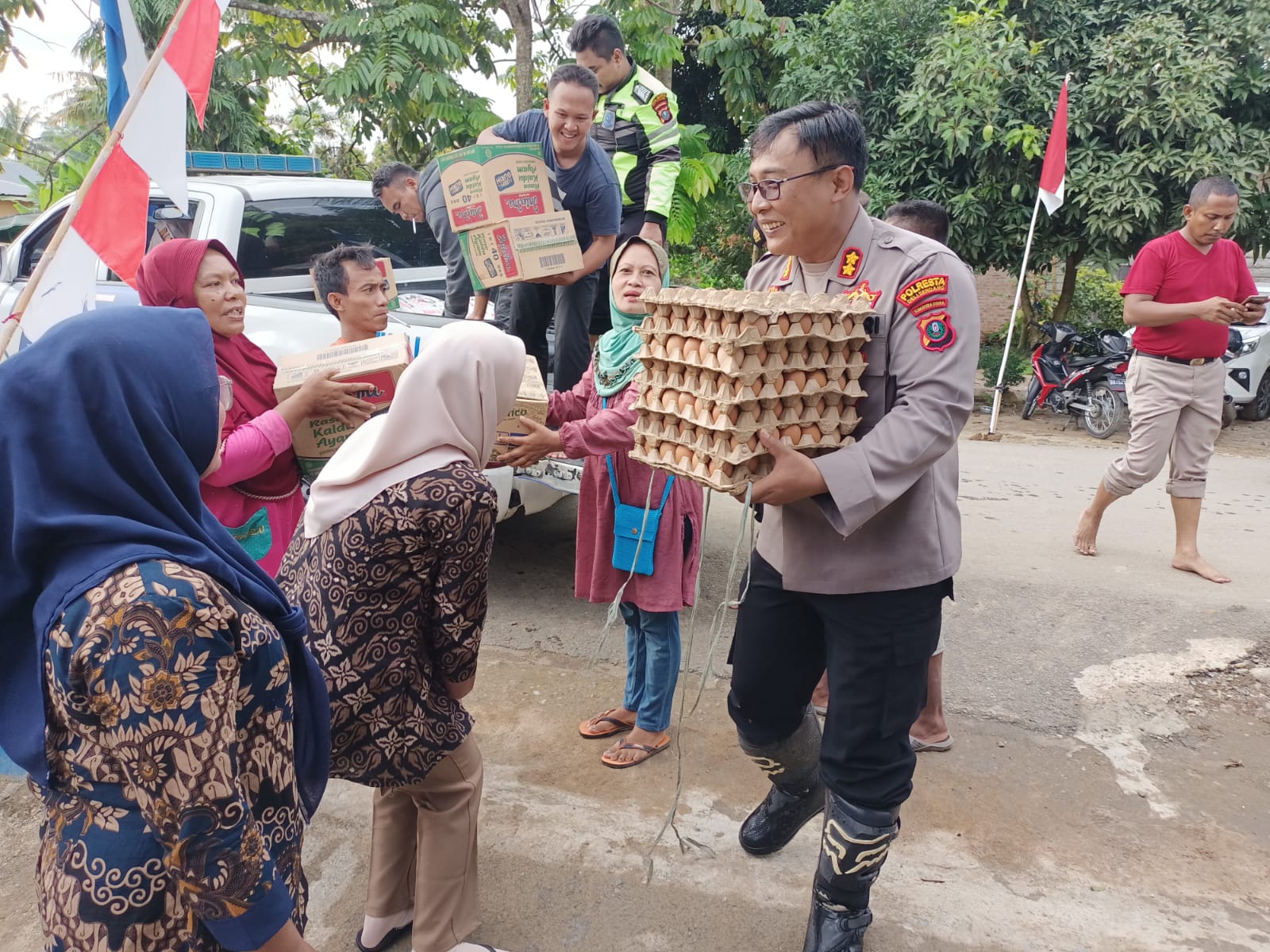 Polresta Deli Serdang Berikan Bantuan Dan Evakuasi Masyarakat Terdampak Banjir Polresta Deli Serdang Berikan Bantuan Dan Evakuasi Masyarakat Terdampak Banjir