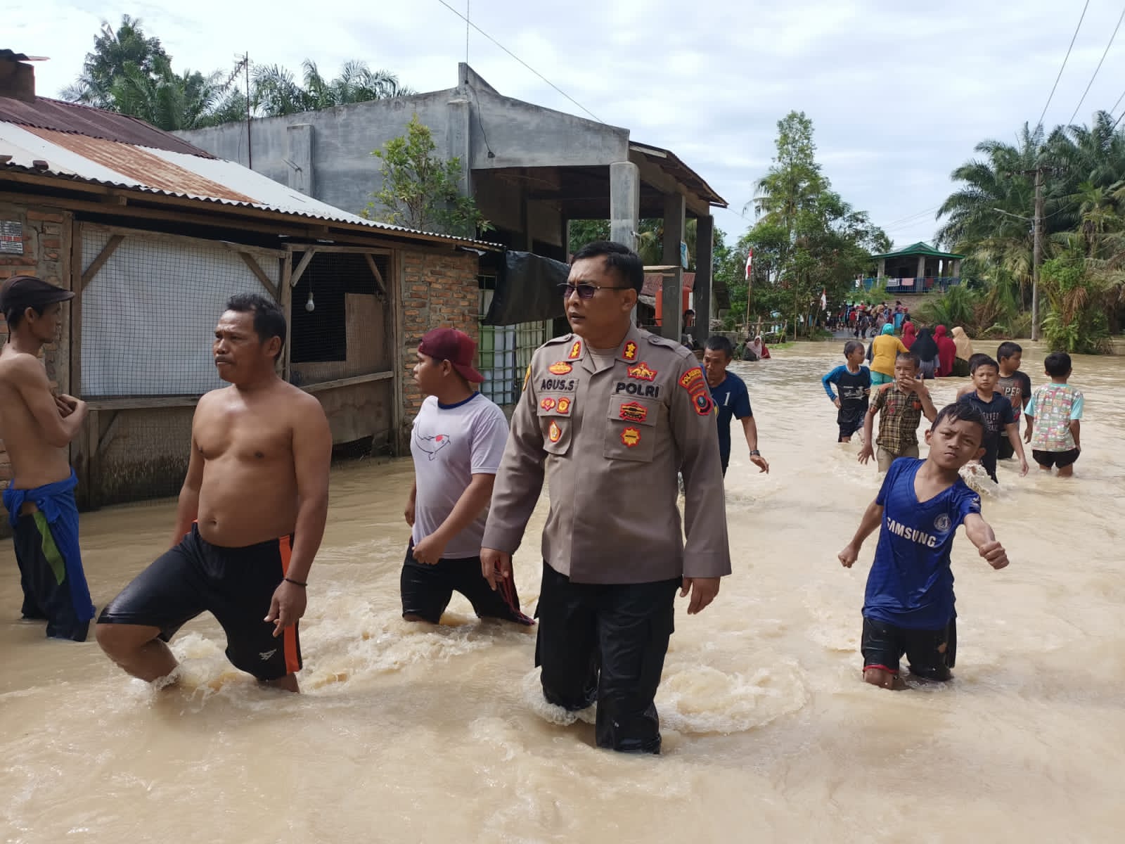 Polresta Deli Serdang Berikan Bantuan Dan Evakuasi Masyarakat Terdampak Banjir Polresta Deli Serdang Berikan Bantuan Dan Evakuasi Masyarakat Terdampak Banjir
