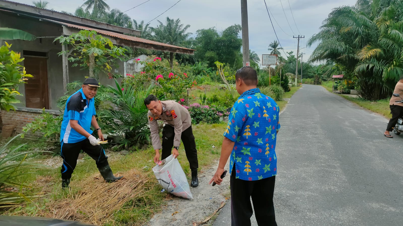 Polsek Pantai Labu Giat Hari Kebersihan Dunia