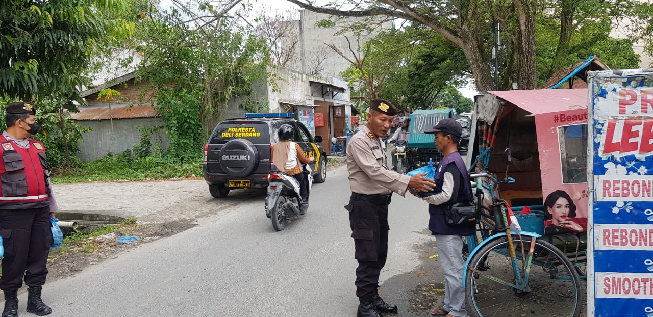 Sat Samapta Polresta Deli Serdang Bagikan Bansos Kepada Masyarakat