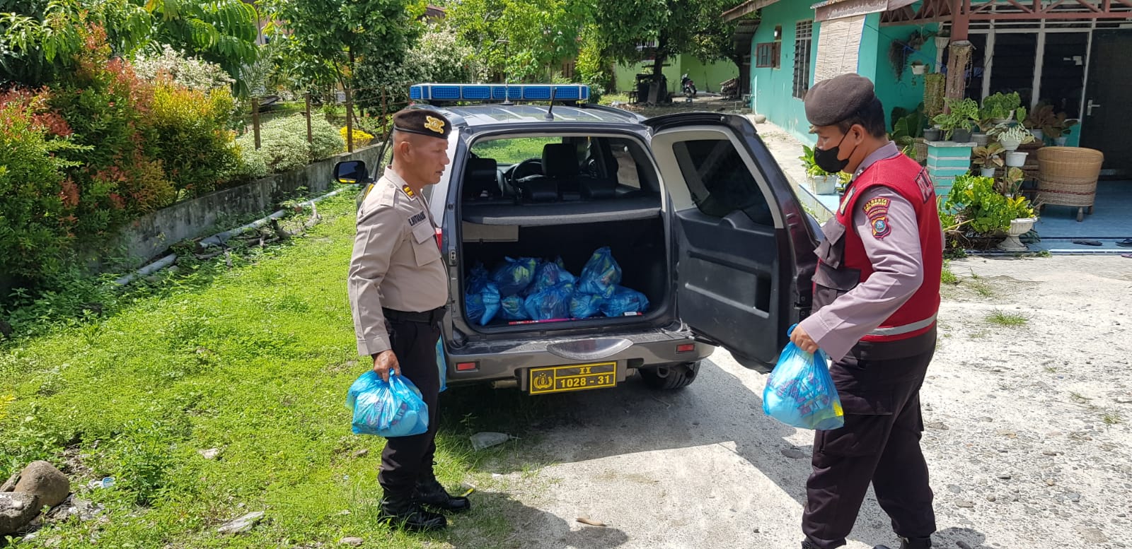 Sat Samapta Polresta Deli Serdang Bagikan Bansos Kepada Masyarakat