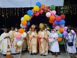 Mgr Yohanes Harun Yuwono bersama Mgr Aloysius Sudarso menggunting pita pembukaan kegiatan Pasar Malam Kitab Suci di halaman gereja St Yoseph Palembang