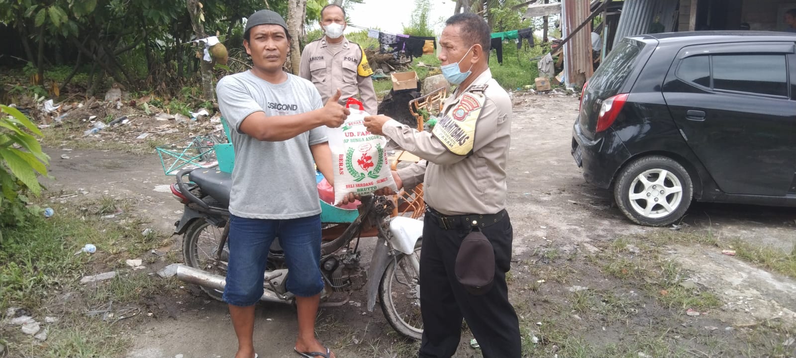 Polsek Lubuk Pakam Bagikan Bansos Kepada Masyarakat