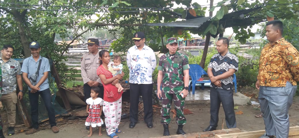 Dandim 0204/DS Tinjau Bedah Rumah Tidak Layak Huni