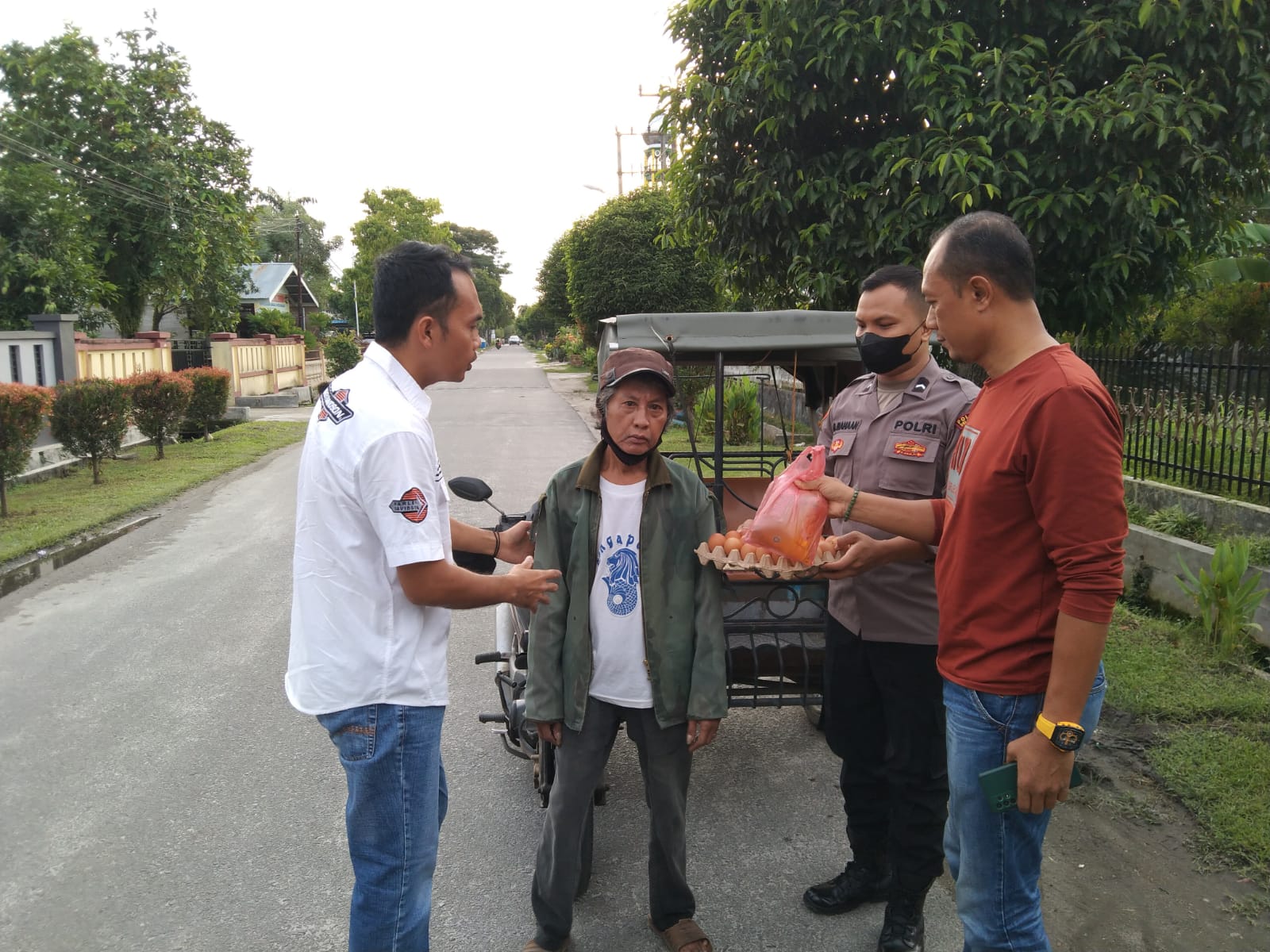 Sat Reskrim Polresta Deli Serdang Bagikan Bansos Kepada Masyarakat