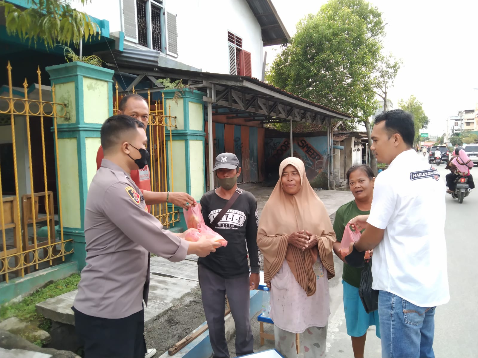 Sat Reskrim Polresta Deli Serdang Bagikan Bansos Kepada Masyarakat