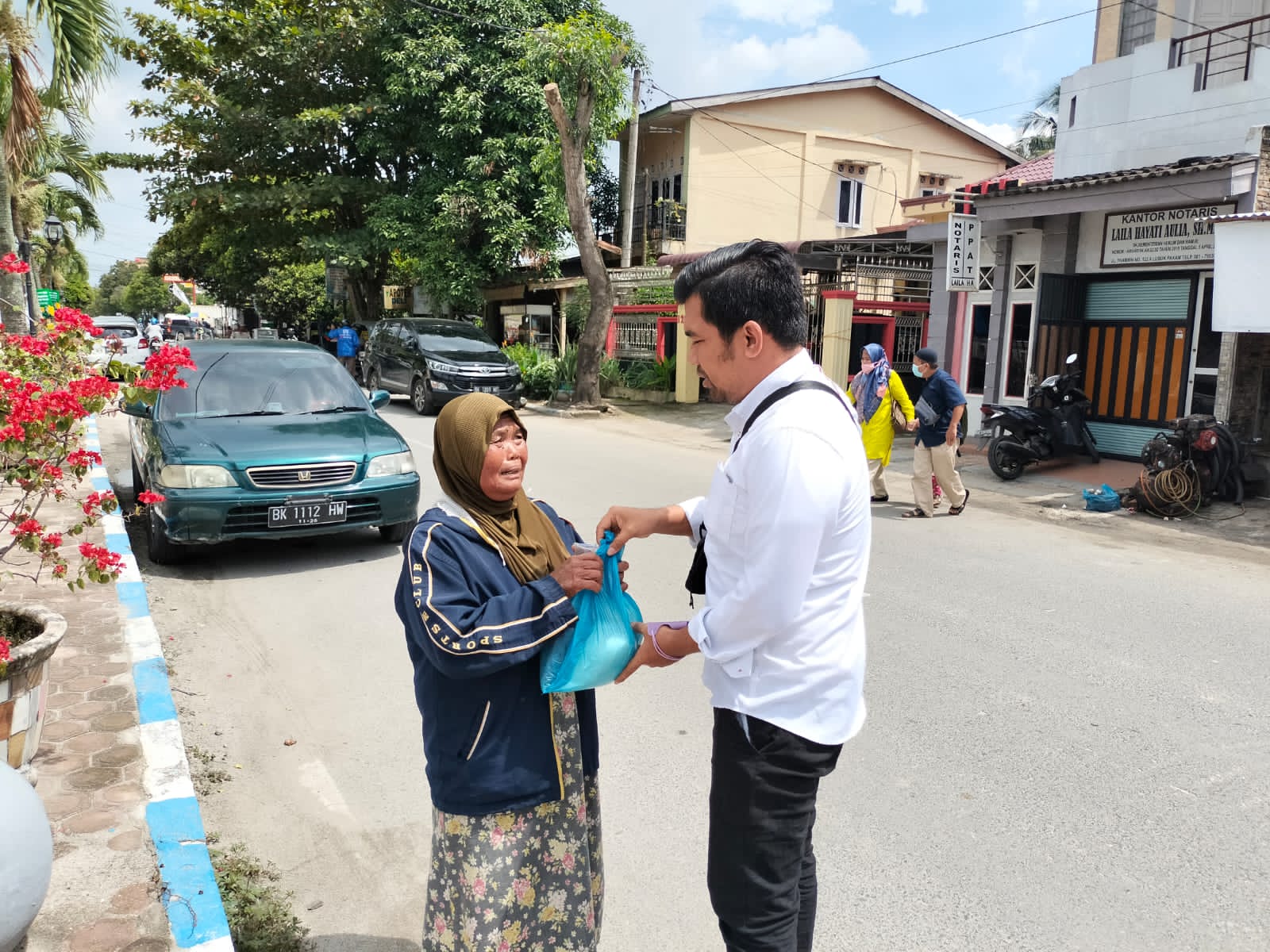 Sat Narkoba Polresta Deli Serdang Bagi Sembako Kepada Masyarakat