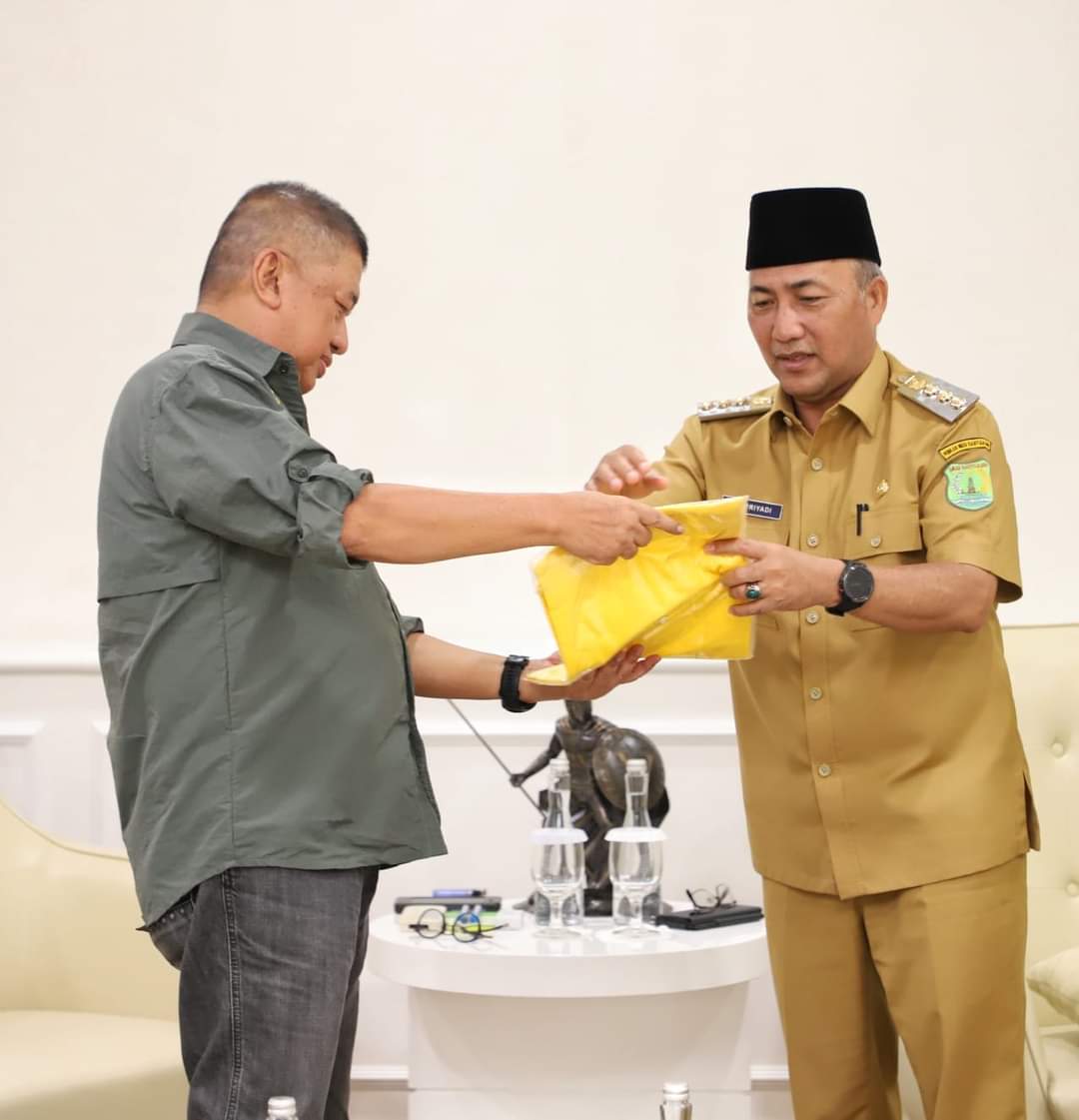 Mantan Gubernur SO Sowan ke Pj Bupati Apriyadi, Beri Baju Bedulur