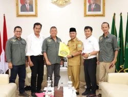 Mantan Gubernur SO Sowan ke Pj Bupati Apriyadi, Beri Baju Bedulur