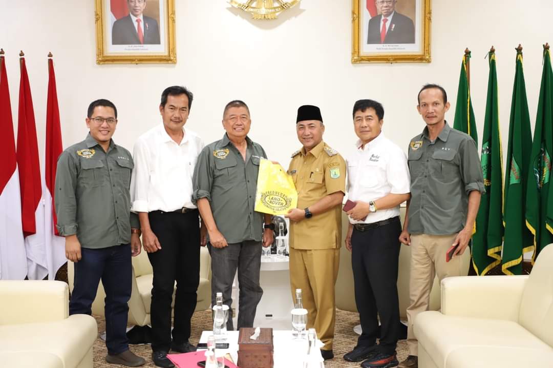 Mantan Gubernur SO Sowan ke Pj Bupati Apriyadi, Beri Baju Bedulur