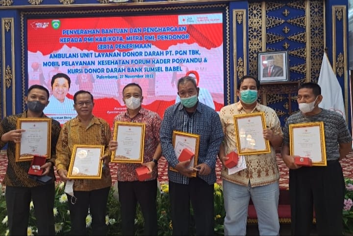 PMI Provinsi Sumsel Serahkan Penghargaan dan Bantuan Kepada Mitra PMI dan Pendonor