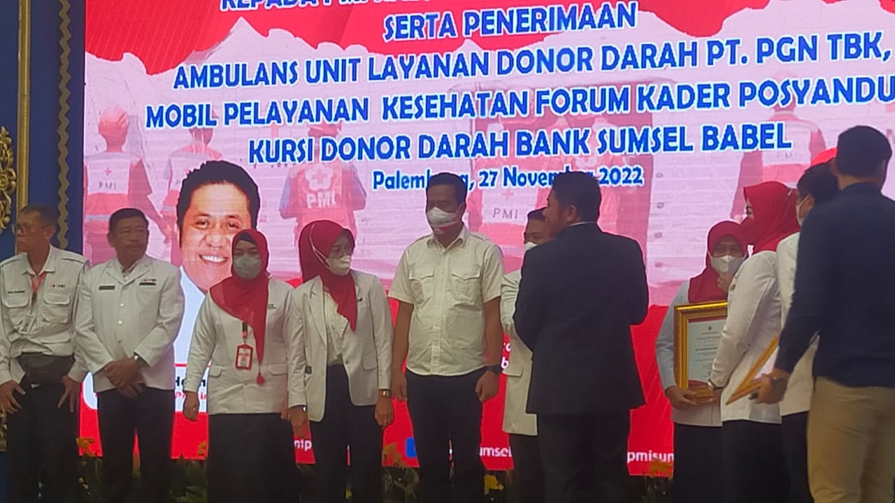 PMI Provinsi Sumsel Serahkan Penghargaan dan Bantuan Kepada Mitra PMI dan Pendonor