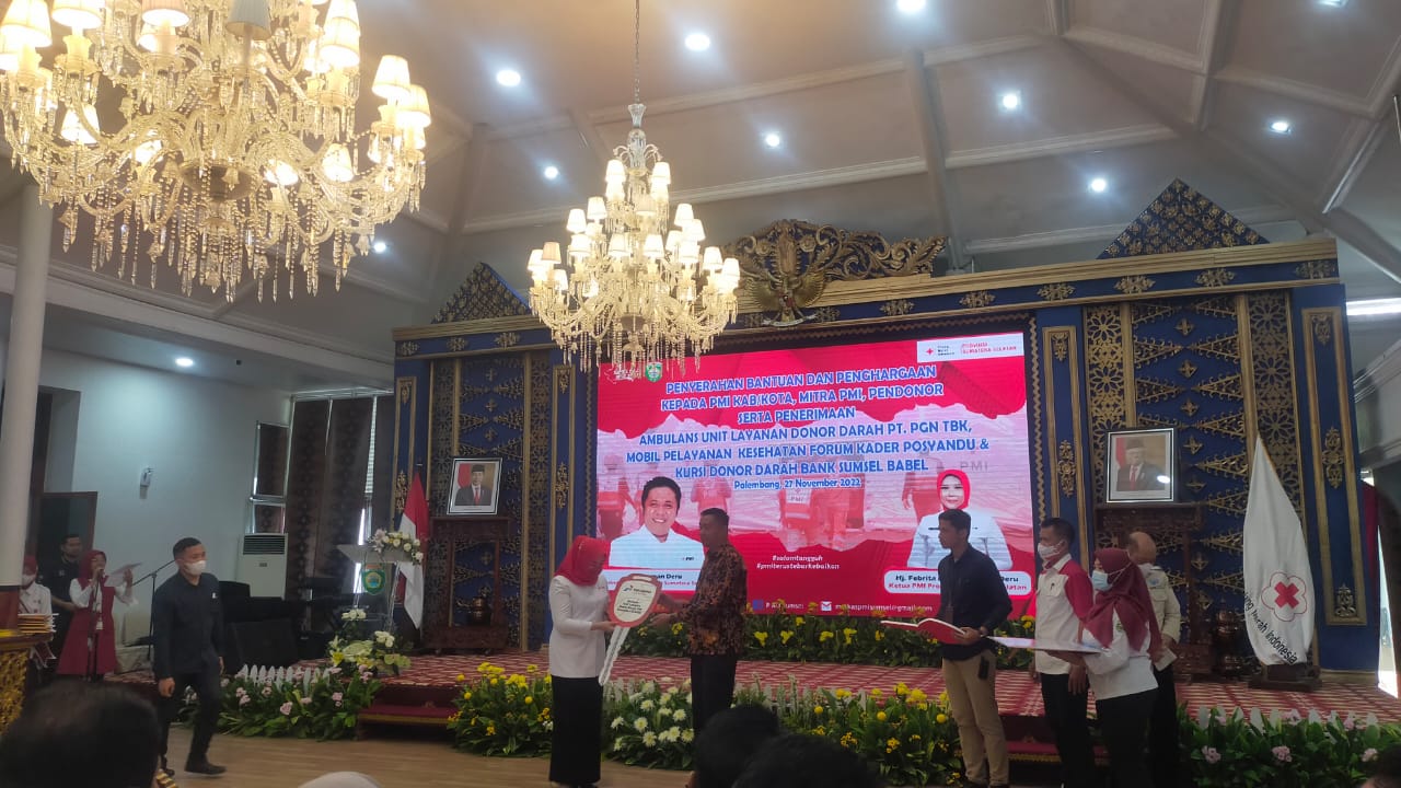 PMI Provinsi Sumsel Serahkan Penghargaan dan Bantuan Kepada Mitra PMI dan Pendonor