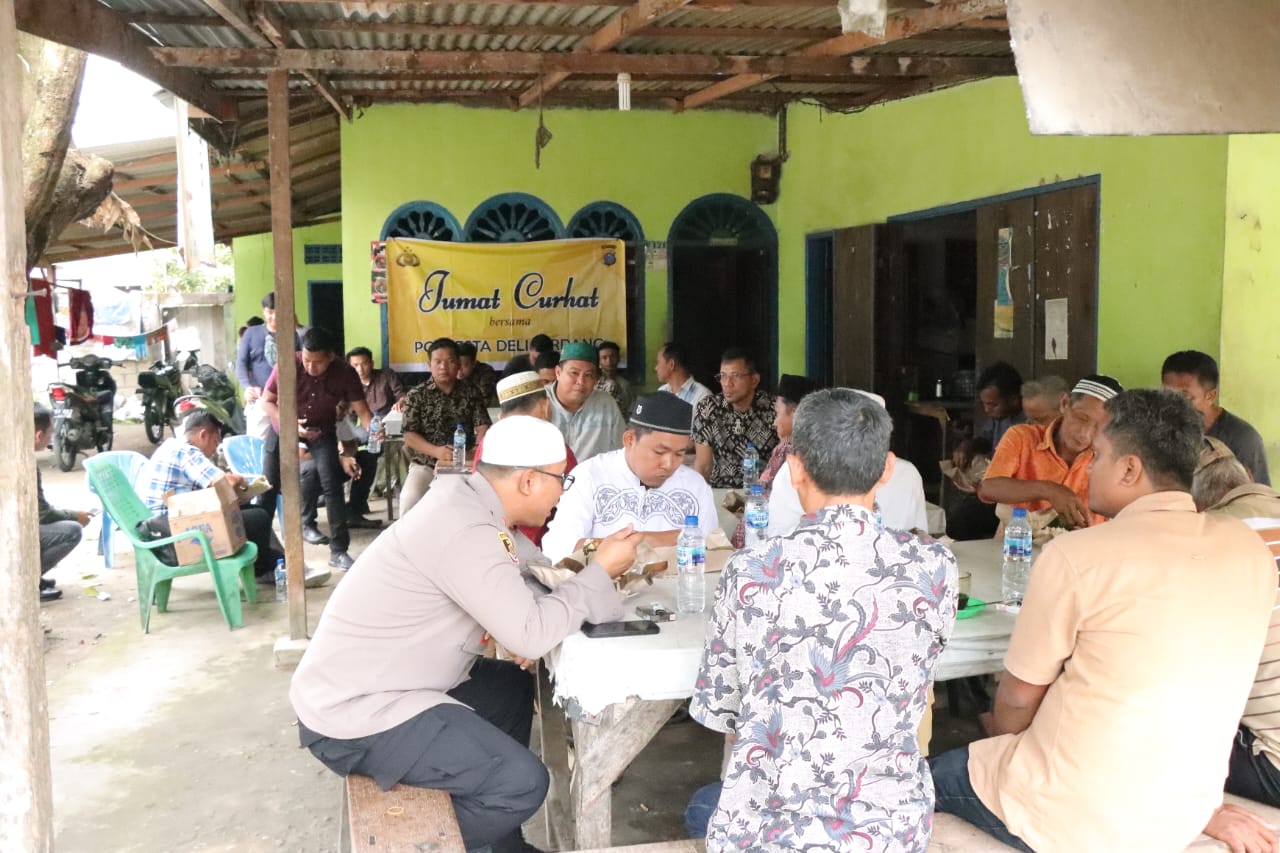 Polresta Deli Serdang Giat Juma't Curhat Dengar Keluhan Warga