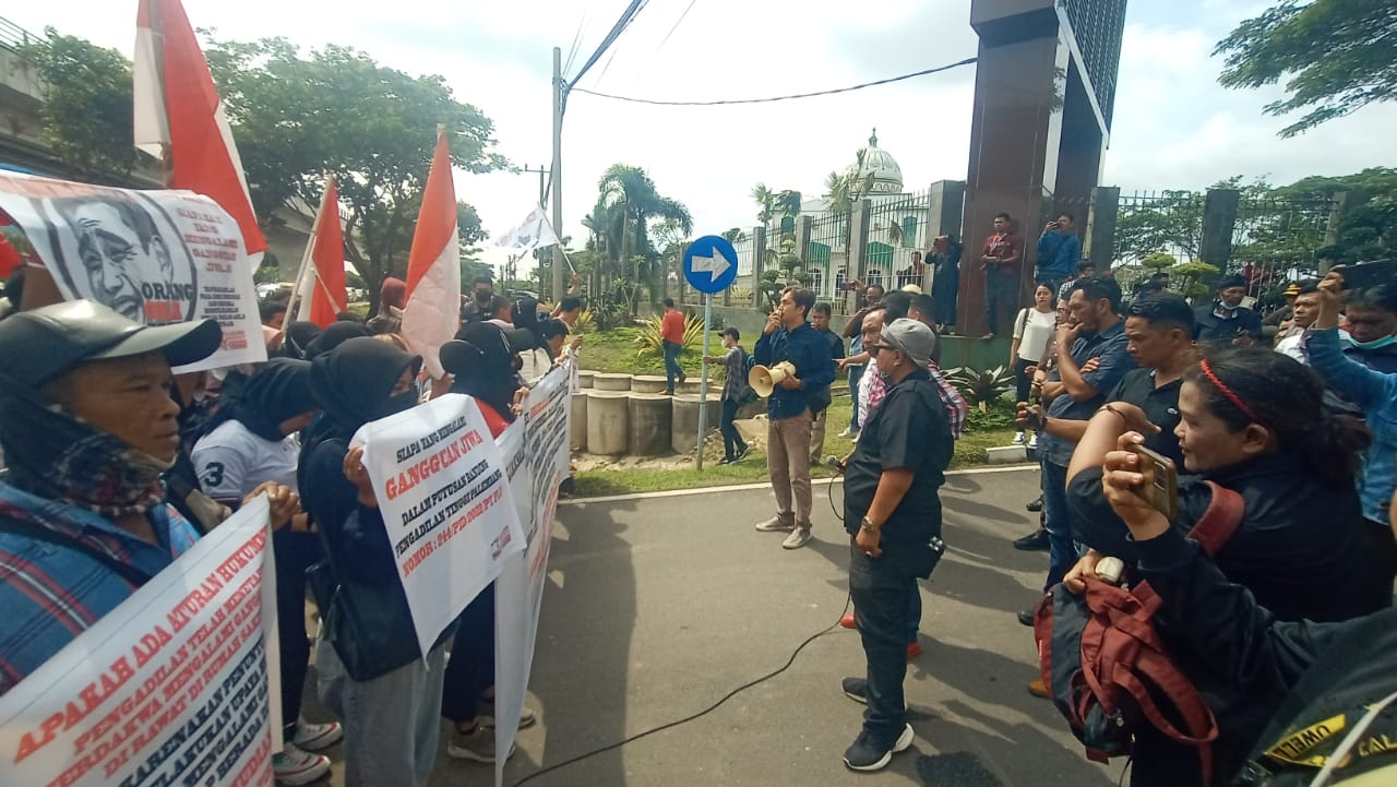 Aliansi Tegakkan Hukum dan Keadilan Lakukan Aksi Damai di Kejati Sumsel