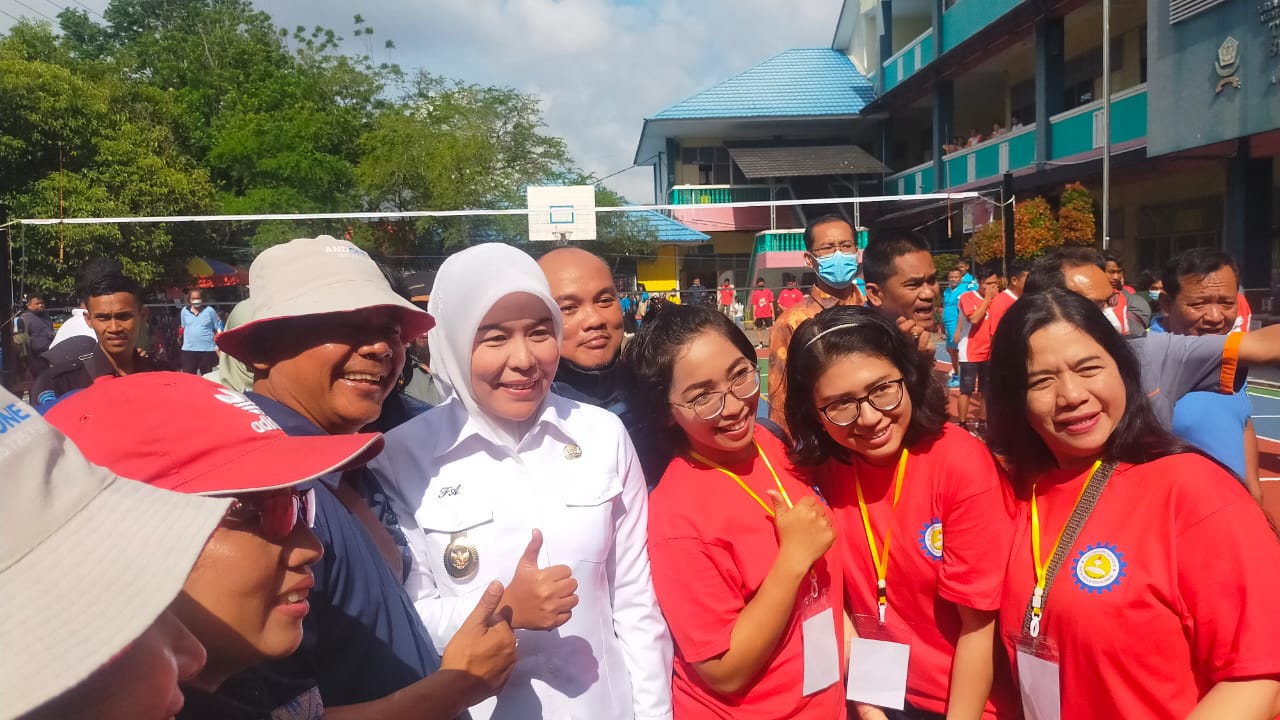 Wawako Fitrianti Bersama Mgr Yohanes Harun Buka USKUP CUP PGK