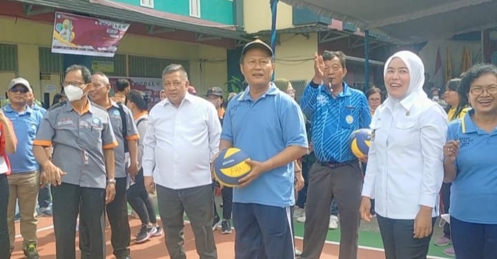 Wawako Fitrianti Bersama Mgr Yohanes Harun Buka USKUP CUP PGK