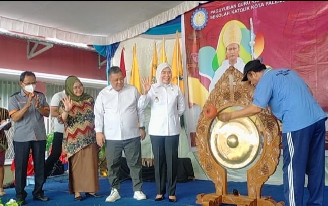 Wawako Fitrianti Bersama Mgr Yohanes Harun Buka USKUP CUP PGK