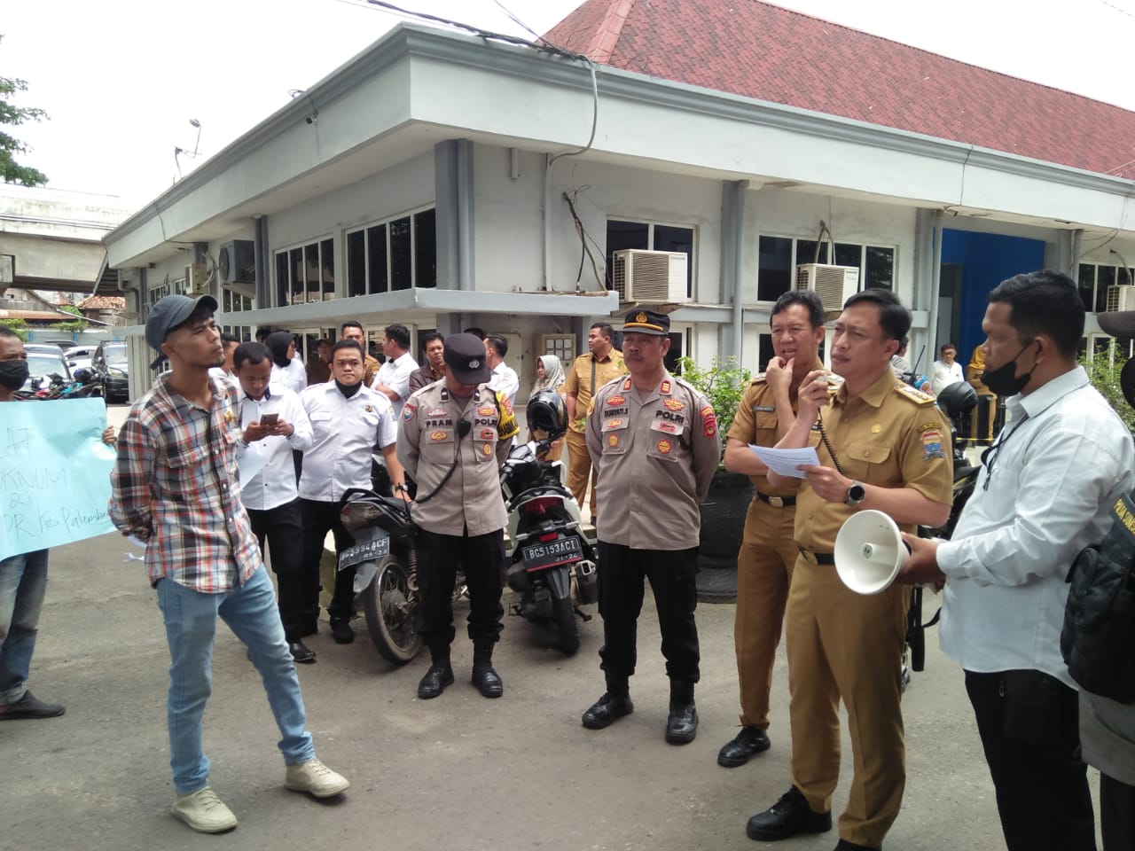 Gabungan AGPH bersama GERAMM Palembang Menuntut Dinas PUPR Mengeluarkan Telaah atas lokasi Pabrik Brasserie Gabungan AGPH bersama GERAMM Palembang Menuntut Dinas PUPR Mengeluarkan Telaah atas lokasi Pabrik Brasserie