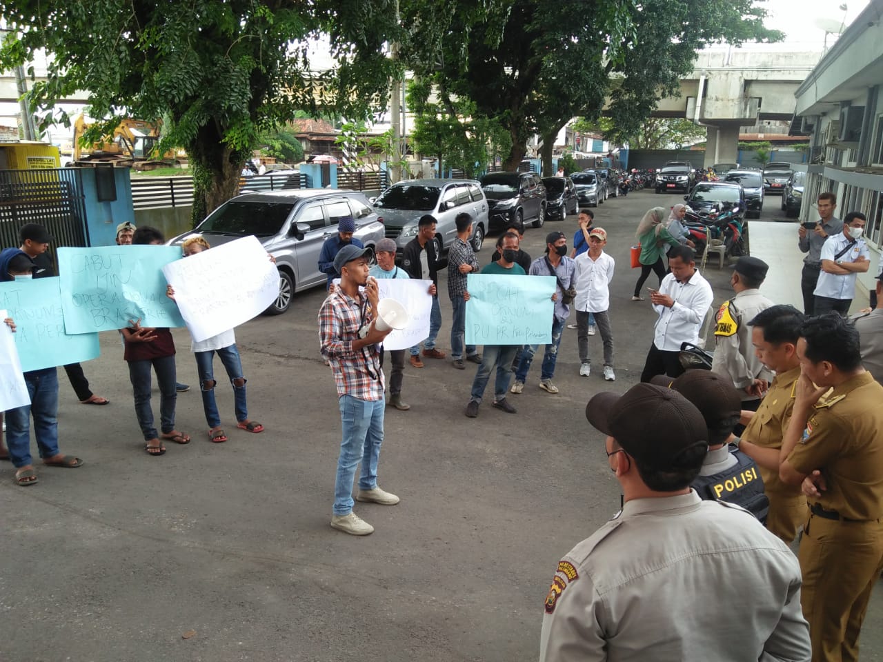 Gabungan AGPH bersama GERAMM Palembang Menuntut Dinas PUPR Mengeluarkan Telaah atas lokasi Pabrik Brasserie Gabungan AGPH bersama GERAMM Palembang Menuntut Dinas PUPR Mengeluarkan Telaah atas lokasi Pabrik Brasserie