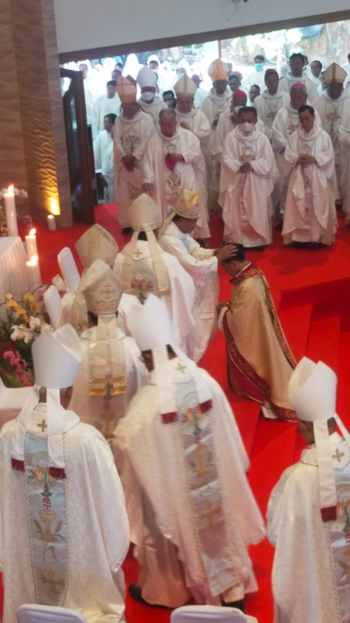 Mgr. Vinsensius Setiawan Triatmojo Ditahbiskan Menjadi Uskup Tanjung Karang