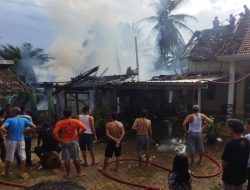 SIJAGO MERAH MELALAP DUA UNIT RUMAH WARGA