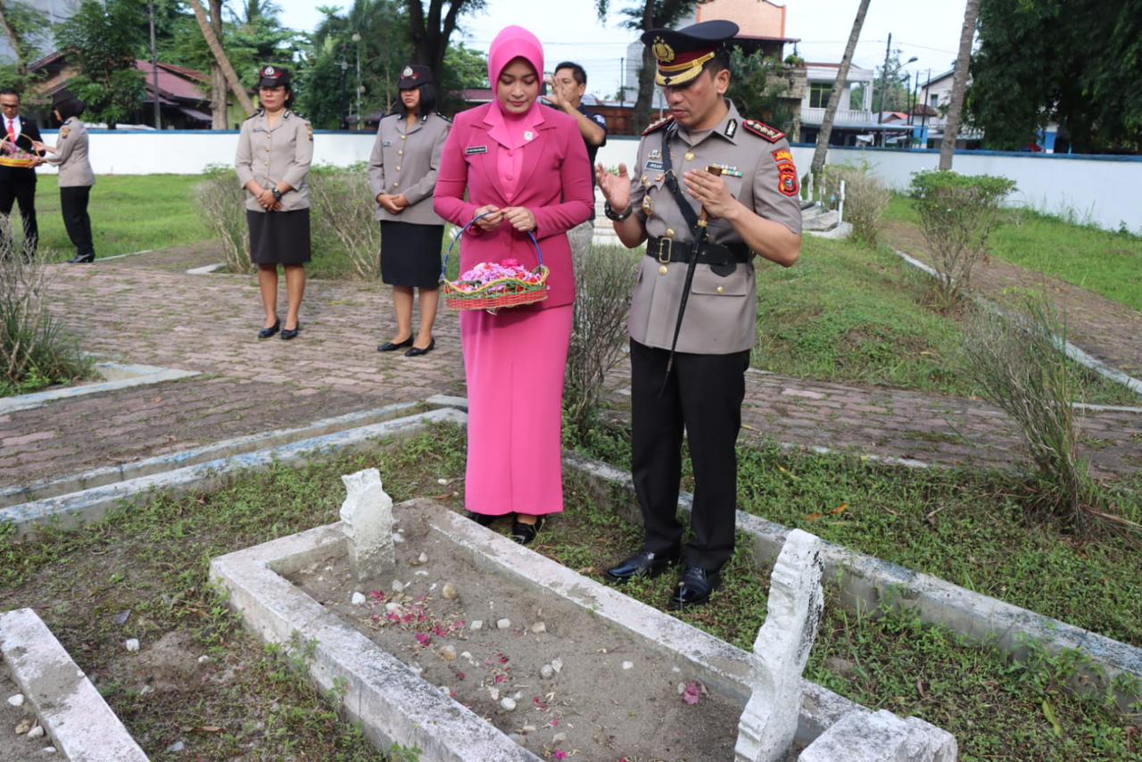 Memperingati Hari Bhayangkara Ke 77, Polresta Deli Serdang Ziarah Di Makam Pahlawan