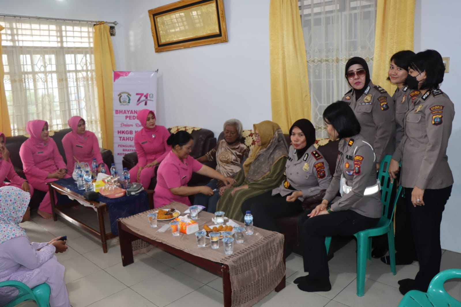 Sambut HUT Polwan Ke 75, Polwan Polresta Deli Serdang Anjangsana Ke Purnawirawan Polwan Sambut HUT Polwan Ke 75, Polwan Polresta Deli Serdang Anjangsana Ke Purnawirawan Polwan