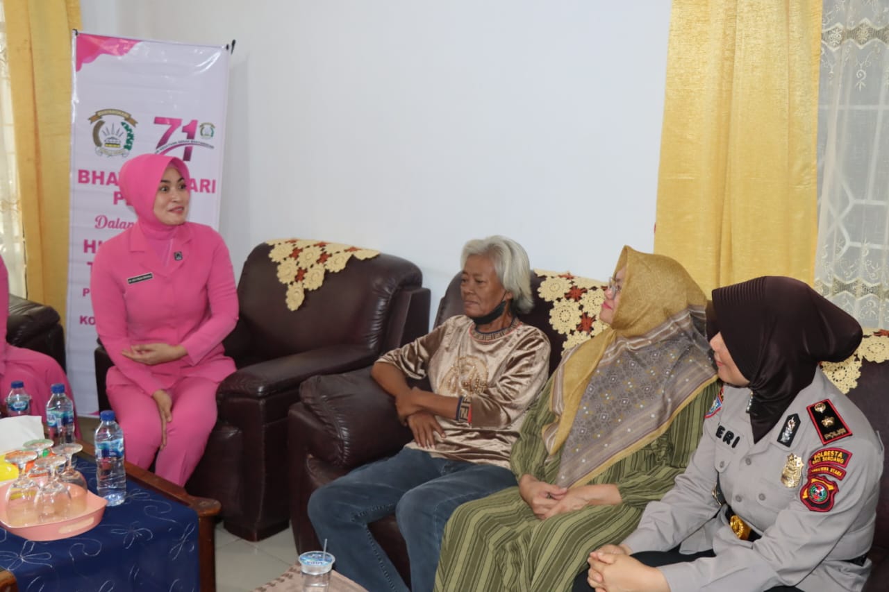 Sambut HUT Polwan Ke 75, Polwan Polresta Deli Serdang Anjangsana Ke Purnawirawan Polwan Sambut HUT Polwan Ke 75, Polwan Polresta Deli Serdang Anjangsana Ke Purnawirawan Polwan