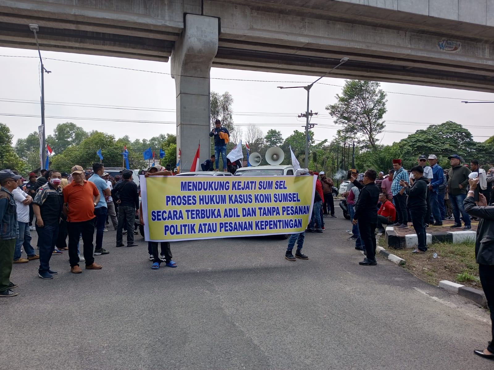 Ratusan Aktivis Sumsel Gelar Aksi Damai Di Kejati Sumsel Tuntut Transparansi Kasus Koni Sumsel Ratusan Aktivis Sumsel Gelar Aksi Damai Di Kejati Sumsel Tuntut Transparansi Kasus Koni Sumsel