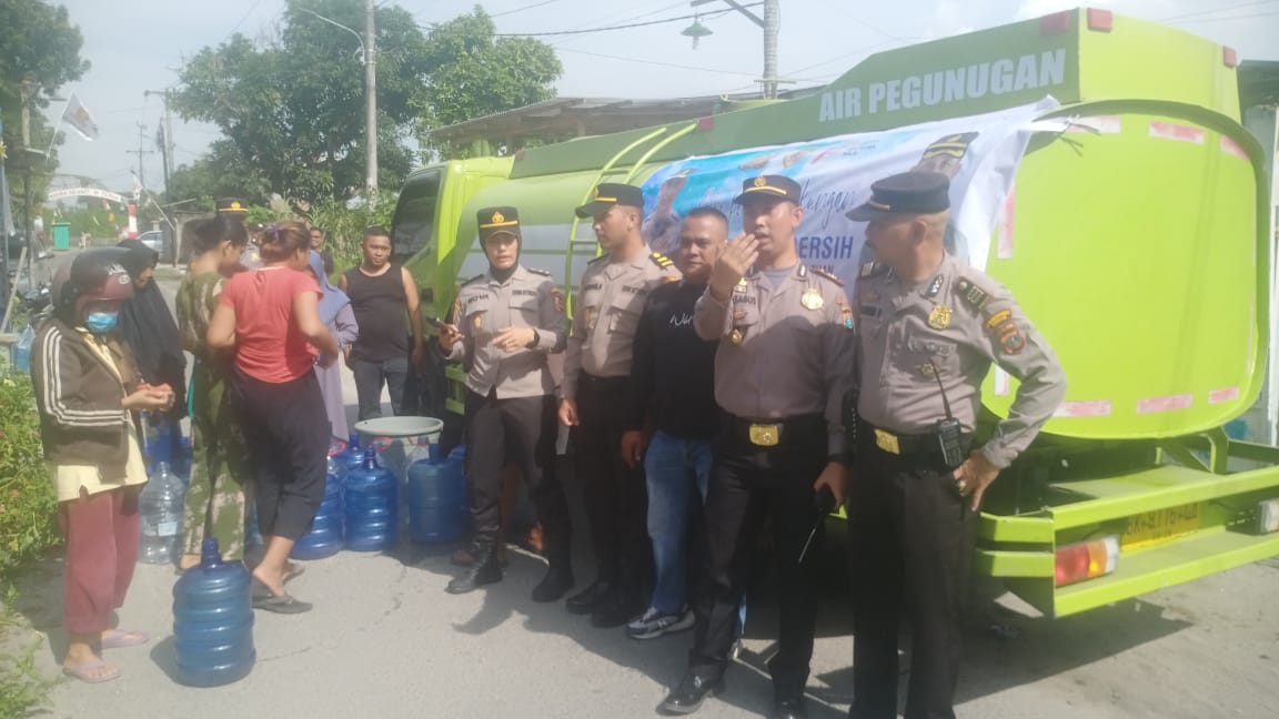 Polsek Percut Sei Tuan Alirkan Air Bersih Kepada Masyarakat